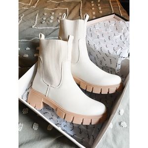 Hope Boots - Off-White Pull On Chelsea Boot